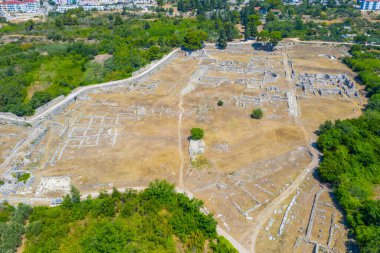 Hırvatistan 'ın Split kenti yakınlarındaki antik Salona' nın havadan görünüşü
