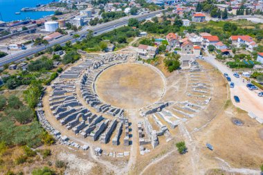 Hırvatistan 'ın Split kenti yakınlarındaki antik Roma amfitiyatrosunun hava manzarası