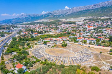 Hırvatistan 'ın Split kenti yakınlarındaki antik Roma amfitiyatrosunun hava manzarası