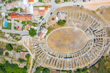 Hırvatistan 'ın Split kenti yakınlarındaki antik Roma amfitiyatrosunun hava manzarası