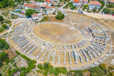 Hırvatistan 'ın Split kenti yakınlarındaki antik Roma amfitiyatrosunun hava manzarası