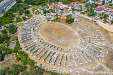 Hırvatistan 'ın Split kenti yakınlarındaki antik Roma amfitiyatrosunun hava manzarası