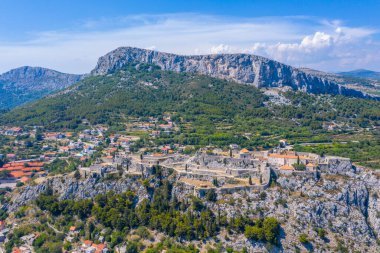 Hırvatistan 'ın Split kenti yakınlarındaki Klis kalesinin hava manzarası