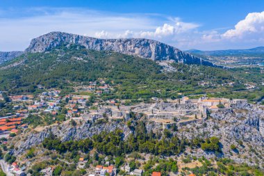 Hırvatistan 'ın Split kenti yakınlarındaki Klis kalesinin hava manzarası
