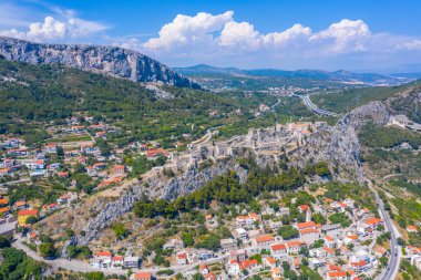 Hırvatistan 'ın Split kenti yakınlarındaki Klis kalesinin hava manzarası