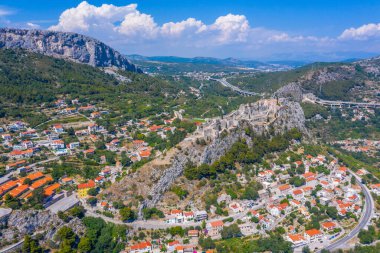 Hırvatistan 'ın Split kenti yakınlarındaki Klis kalesinin hava manzarası