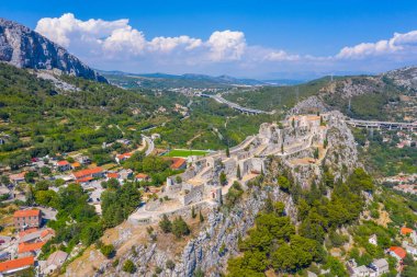 Hırvatistan 'ın Split kenti yakınlarındaki Klis kalesinin hava manzarası