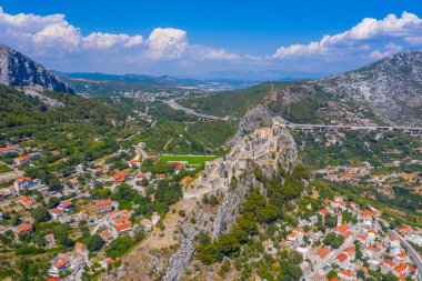 Hırvatistan 'ın Split kenti yakınlarındaki Klis kalesinin hava manzarası