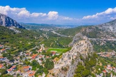 Hırvatistan 'ın Split kenti yakınlarındaki Klis kalesinin hava manzarası