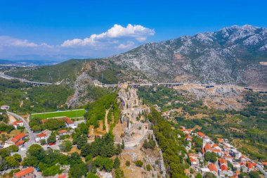 Hırvatistan 'ın Split kenti yakınlarındaki Klis kalesinin hava manzarası