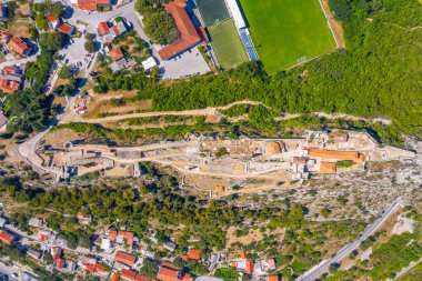 Hırvatistan 'ın Split kenti yakınlarındaki Klis kalesinin hava manzarası