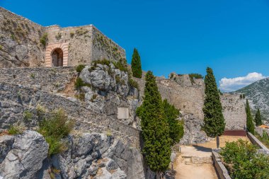 Hırvatistan 'ın Split kenti yakınlarındaki Klis kalesi