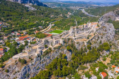 Hırvatistan 'ın Split kenti yakınlarındaki Klis kalesinin hava manzarası