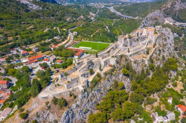 Hırvatistan 'ın Split kenti yakınlarındaki Klis kalesinin hava manzarası