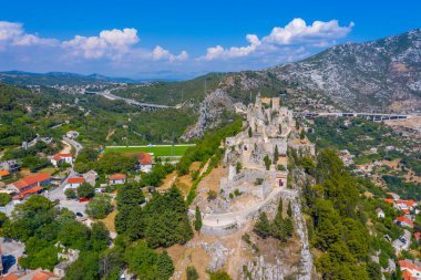 Hırvatistan 'ın Split kenti yakınlarındaki Klis kalesinin hava manzarası