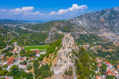 Hırvatistan 'ın Split kenti yakınlarındaki Klis kalesinin hava manzarası
