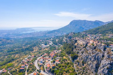 Hırvatistan 'ın Split kenti yakınlarındaki Klis kalesinin hava manzarası