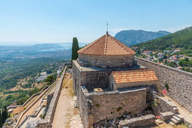 Hırvatistan 'ın Split kenti yakınlarındaki Klis kalesi
