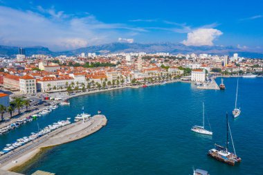 Hırvat kentinin hava manzarası Riva geçidinin arkasında bölündü