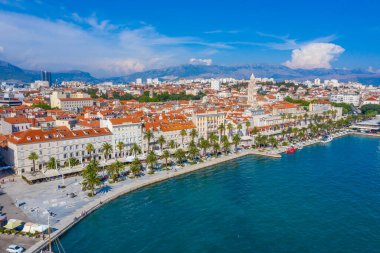 Hırvat kentinin hava manzarası Riva geçidinin arkasında bölündü