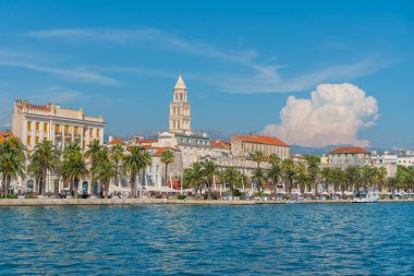 Hırvat kentinin şehir manzarası Riva geçidinin arkasında bölündü