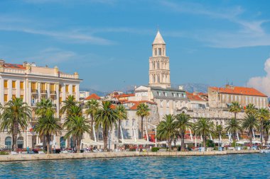 Hırvat kentinin şehir manzarası Riva geçidinin arkasında bölündü