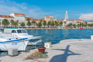 Split kenti demirleyen teknelerin arkasında görüldü