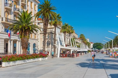 Hırvatistan 'ın Split kentinde insanlar deniz kenarında yürüyor