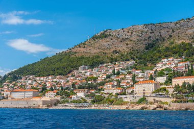 Hırvatistan 'ın Dubrovnik yakınlarındaki kıyıları boyunca uzanan tatil evleri