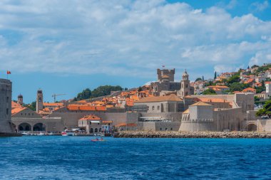 Hırvatistan 'ın eski Dubrovnik limanında kayıklar demirliyor