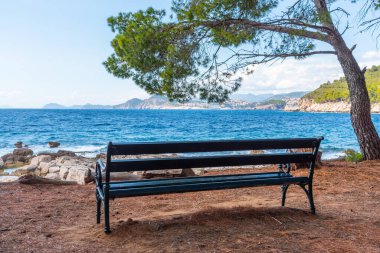 Dubrovnik Hırvatistan 'ın Lokrum adasındaki kayalık bir plajdan izledi