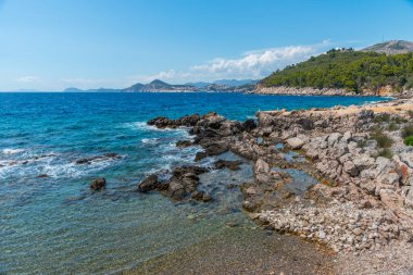 Dubrovnik Hırvatistan 'ın Lokrum adasındaki kayalık bir plajdan izledi