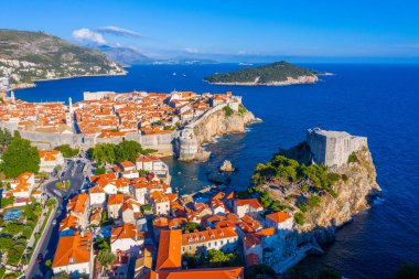 Hırvat kasabası Dubrovnik ve Lovrijenac kalesinin hava manzarası