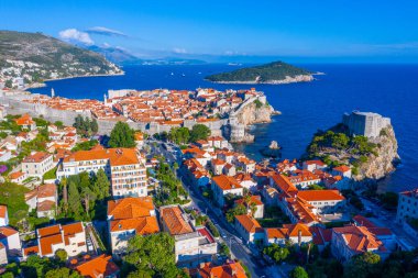 Hırvat kasabası Dubrovnik ve Lovrijenac kalesinin hava manzarası