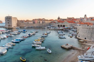 Hırvatistan 'ın eski Dubrovnik limanında kayıklar demirliyor