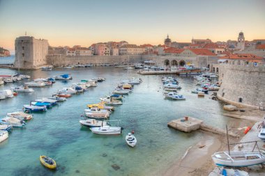 Hırvatistan 'ın eski Dubrovnik limanında kayıklar demirliyor