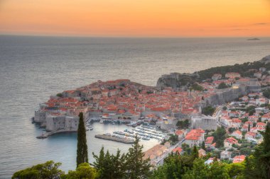 Hırvatistan 'ın eski Dubrovnik kentinin günbatımı manzarası