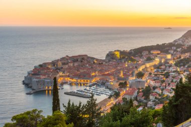 Hırvatistan 'ın eski Dubrovnik kentinin günbatımı manzarası