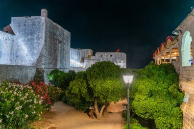 Hırvat kasabası Dubrovnik 'in güçlendirilmesinin gece manzarası