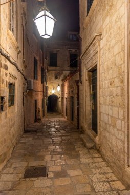 Hırvatistan 'ın Dubrovnik kentinin tarihi merkezinde dar bir caddenin gece manzarası