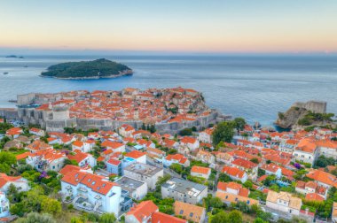 Hırvat kasabası Dubrovnik ve Lovrijenac kalesinin gündoğumu manzarası