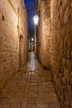 Hırvatistan 'ın Dubrovnik kentinin tarihi merkezinde dar bir caddenin gece manzarası