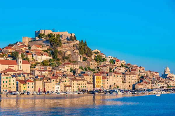 Aziz James katedrali ve Hırvatistan 'ın Aziz Michael kalesi ile Sibenik' in silueti