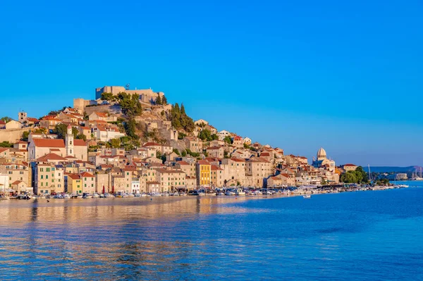 Aziz James katedrali ve Hırvatistan 'ın Aziz Michael kalesi ile Sibenik' in silueti