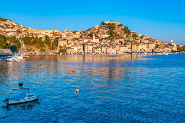 Aziz James katedrali ve Hırvatistan 'ın Aziz Michael kalesi ile Sibenik' in silueti