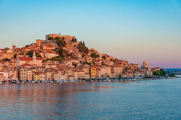 Aziz James katedrali ve Hırvatistan 'ın Saint Michael kalesi ile Sibenik' in günbatımı silüeti