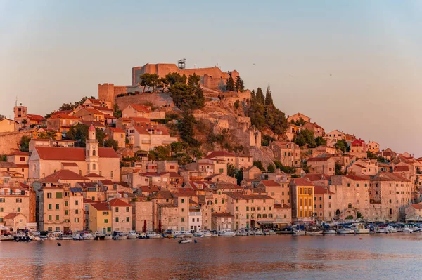 Sibenik 'in silueti ve Hırvatistan' ın Aziz Michael kalesi