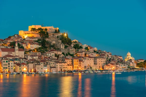 Aziz James katedrali ve Hırvatistan 'ın Saint Michael kalesi ile Sibenik' in günbatımı silüeti