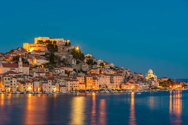 Aziz James katedrali ve Hırvatistan 'ın Saint Michael kalesi ile Sibenik' in günbatımı silüeti