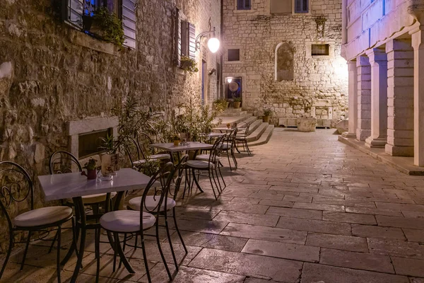 Hırvatistan Eski Sibenik Kentinde Dar Bir Sokaktaki Restoran Masalarının Gece — Stok fotoğraf